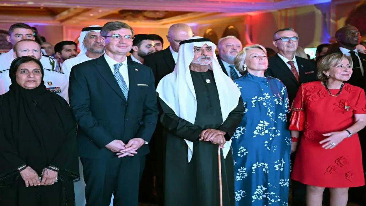 نهيان بن مبارك يشارك احتفالات اليوم الوطني في سفارة فرنسا